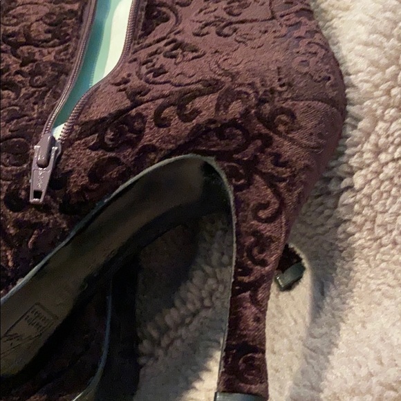 Charles jourdan velvet embossed boot size 8.5 - Picture 3 of 5